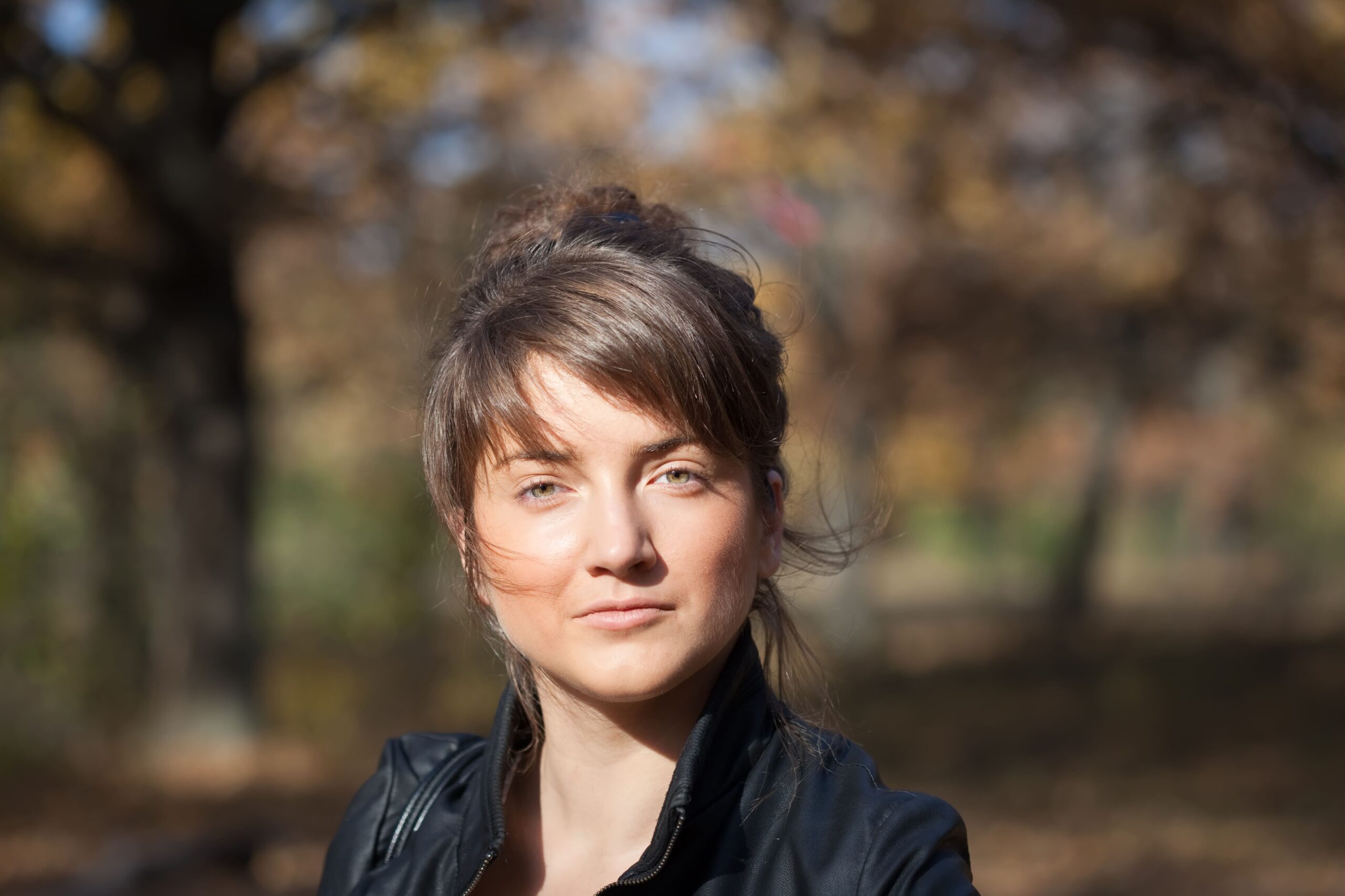 Mujer al aire libre mirando al frente